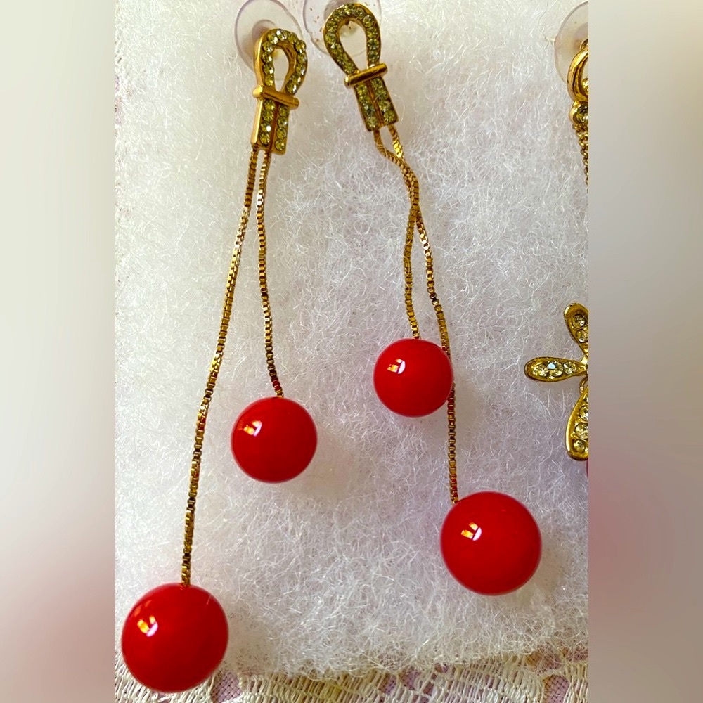 red glass beads gold tone dangling earrings nWOT